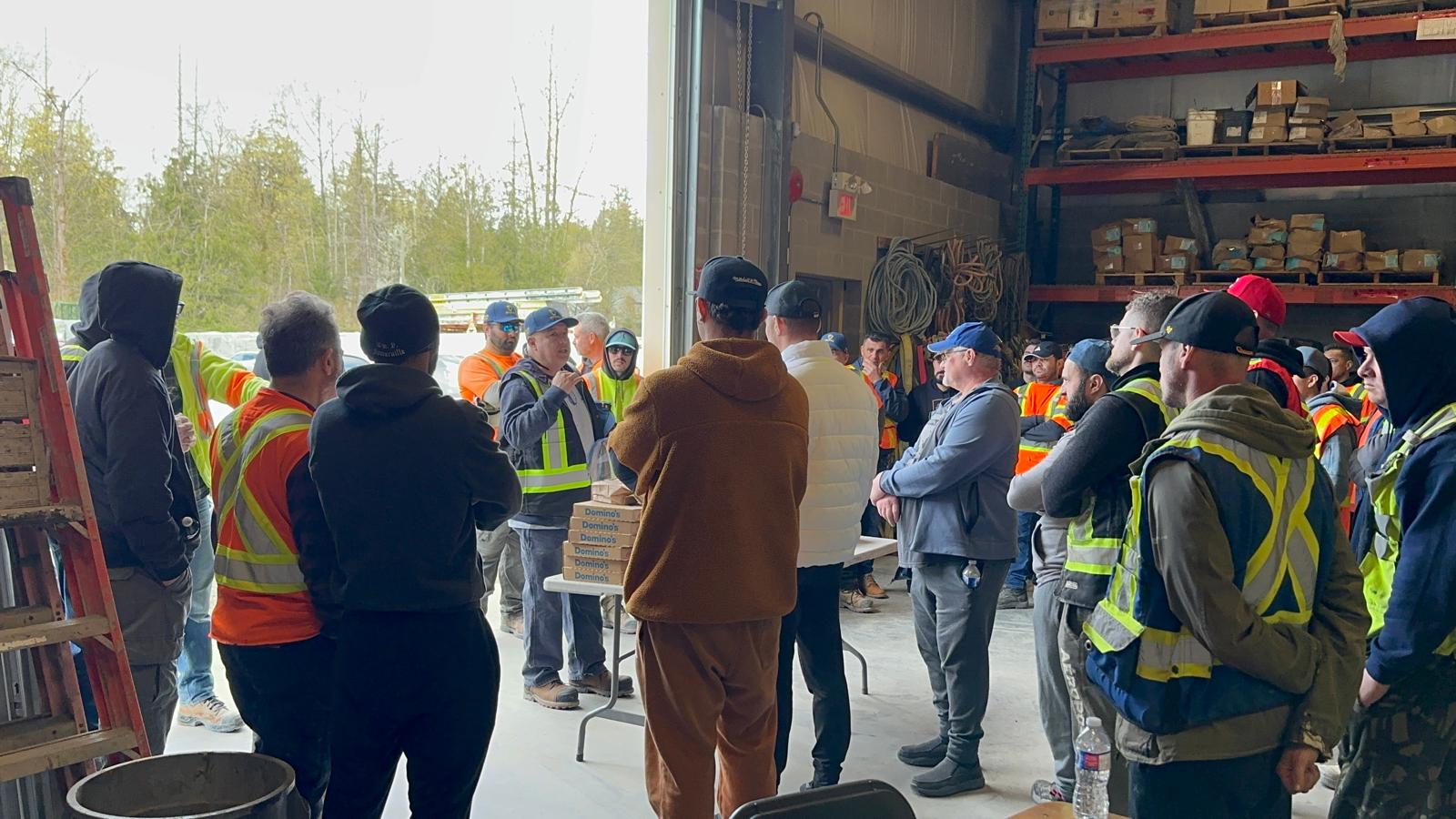 Trabajadores practicando procedimientos de seguridad en forma práctica