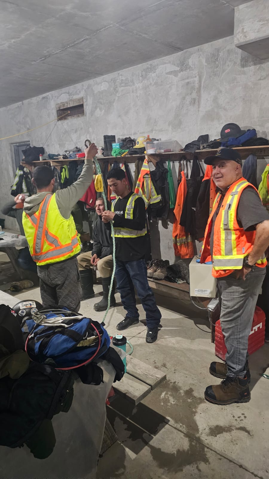 Trabajadores de construcción con EPP durante curso de seguridad