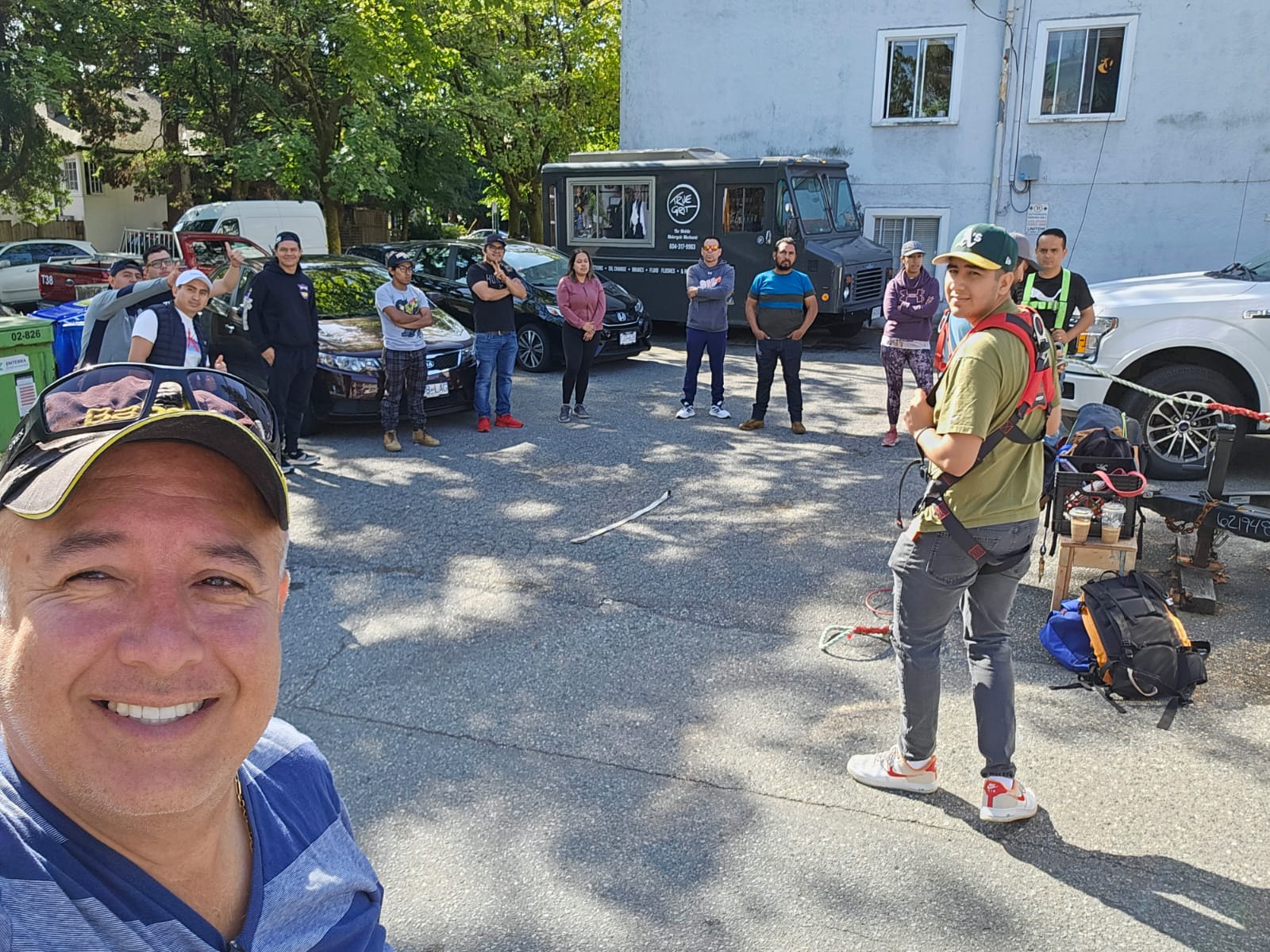 Trabajadores aprendiendo protocolos de seguridad en espacios confinados