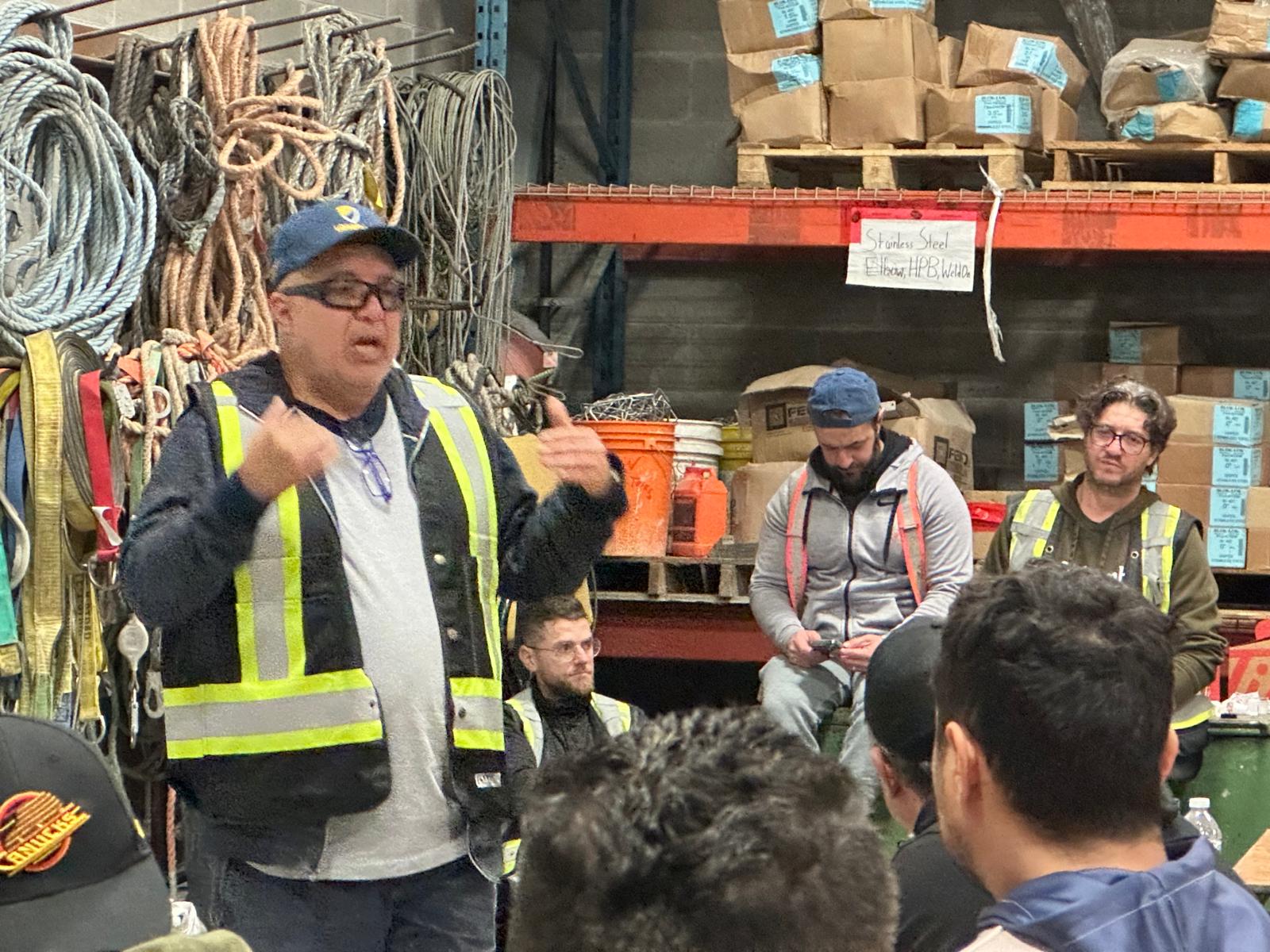 Reunión de seguridad antes de las operaciones en sitio de trabajo