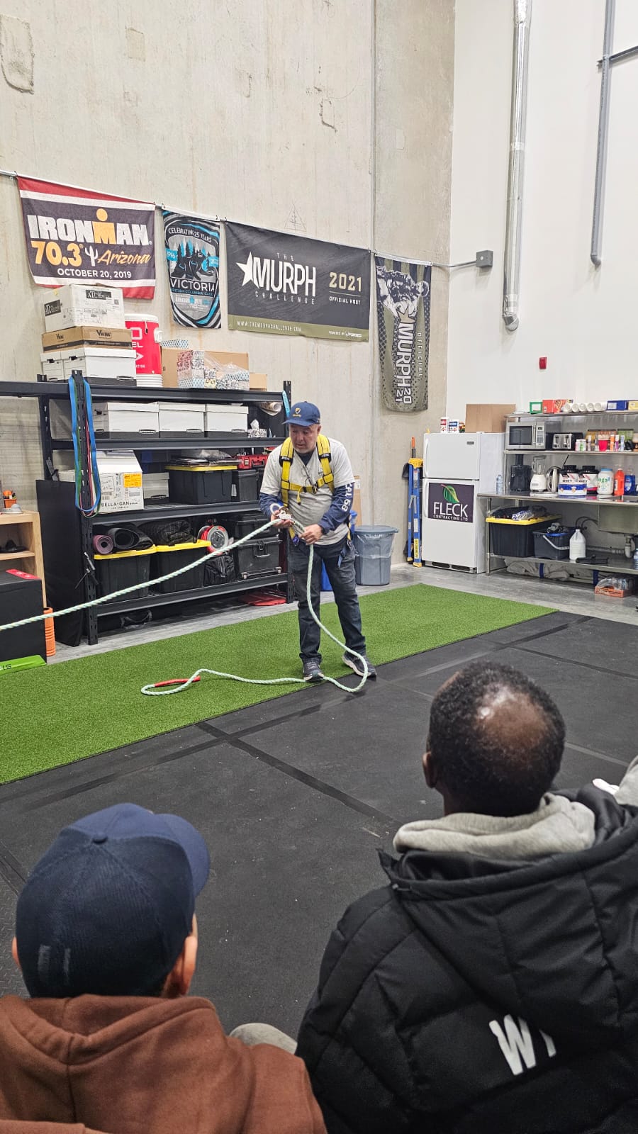 Trabajadores recibiendo capacitación práctica para certificación