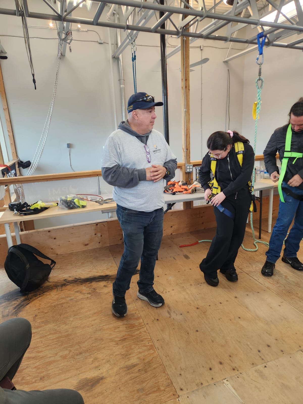Trabajadores de construcción practicando procedimientos de seguridad