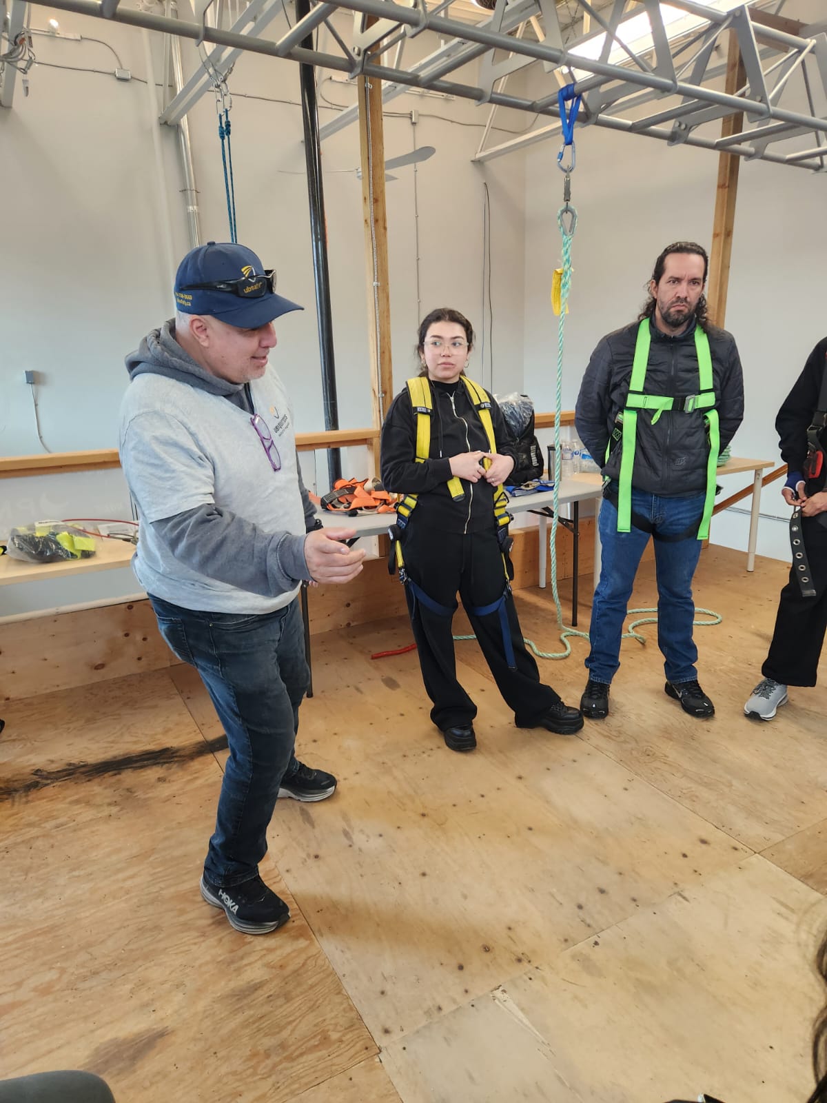 Demostración de EPP durante capacitación en seguridad
