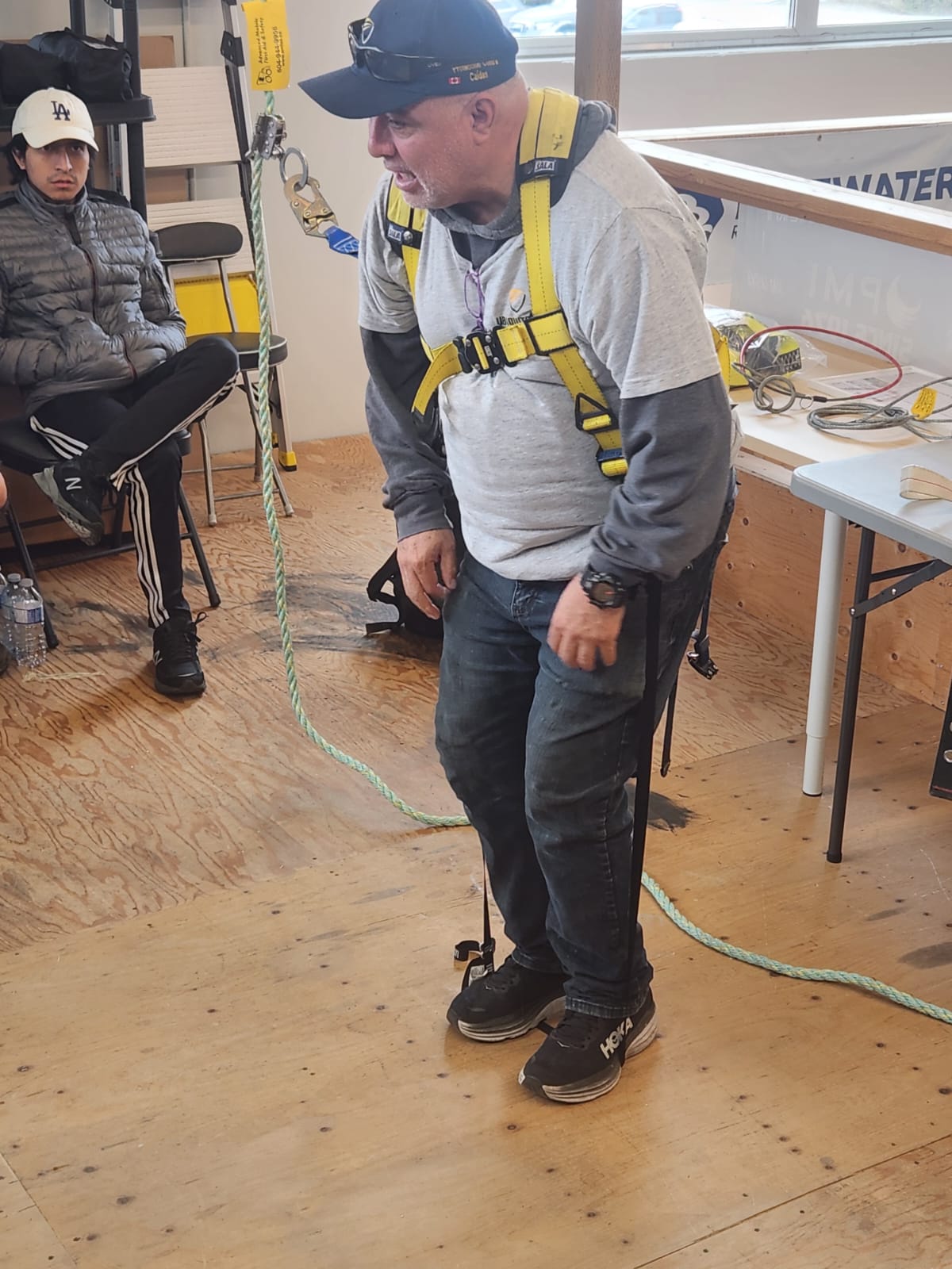 Instructor de seguridad demostrando uso correcto de equipos