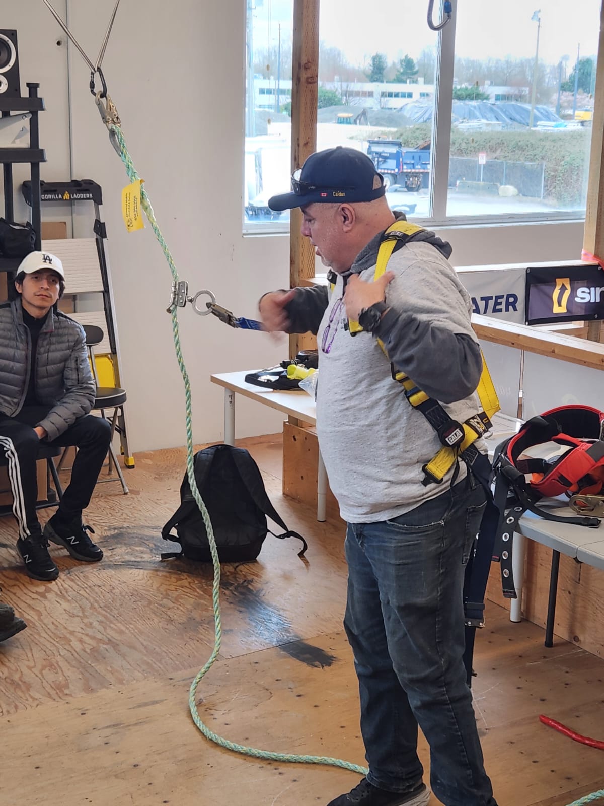 Trabajadores con equipo de seguridad en capacitación en sitio