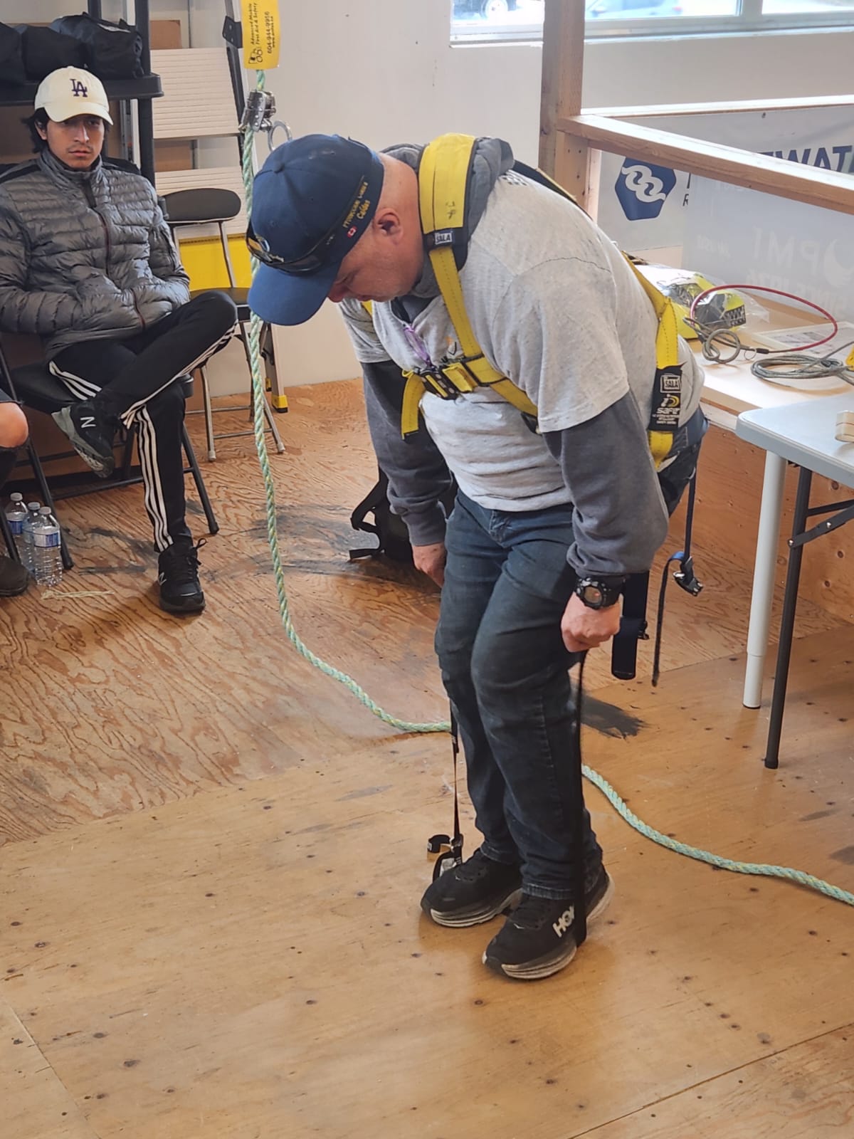 Capacitación en arnés y protección contra caídas en obra