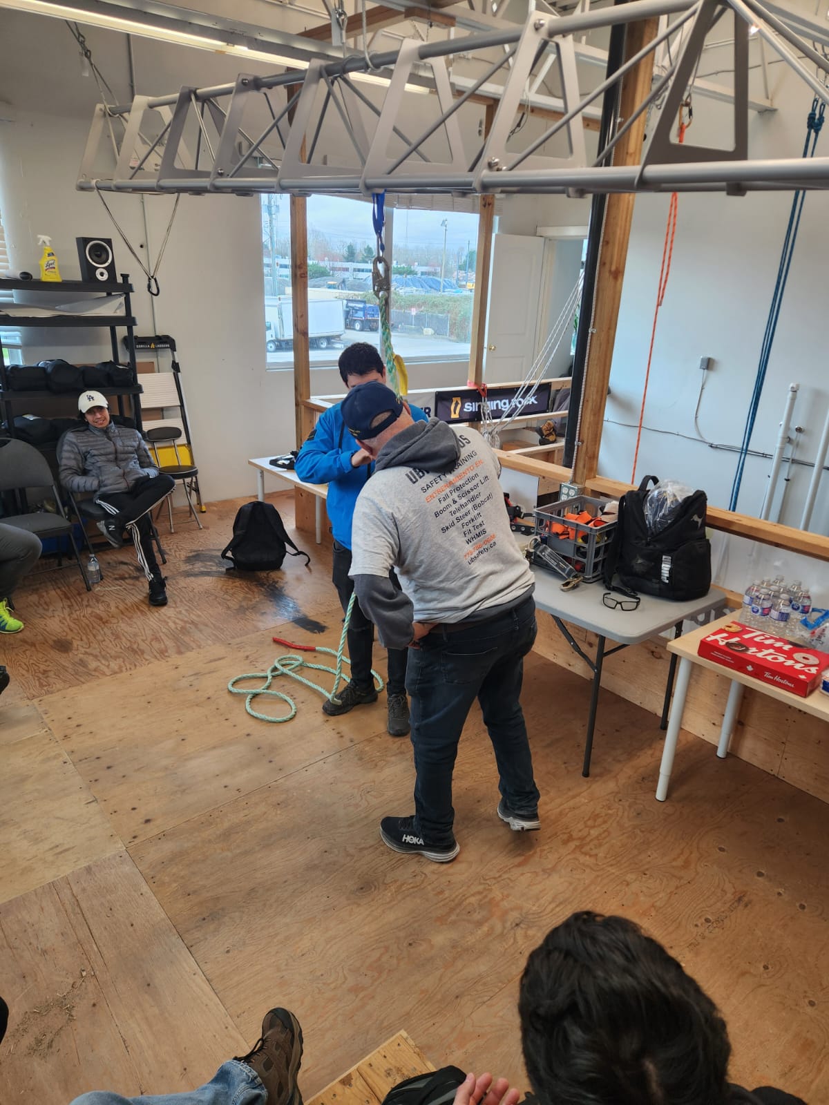 Trabajadores aprendiendo procedimientos de entrada a espacios confinados