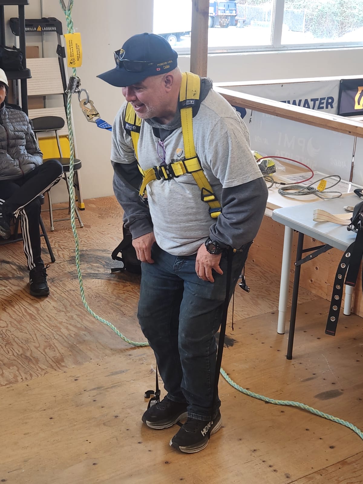 Trabajadores de construcción recibiendo orientación de seguridad