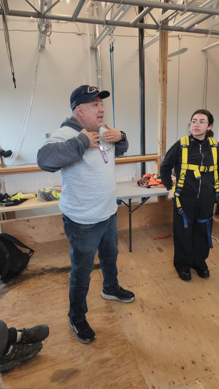 Capacitación en seguridad de minicargadora con operador