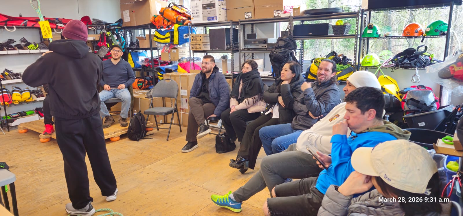 Profesional de seguridad impartiendo capacitación para certificación